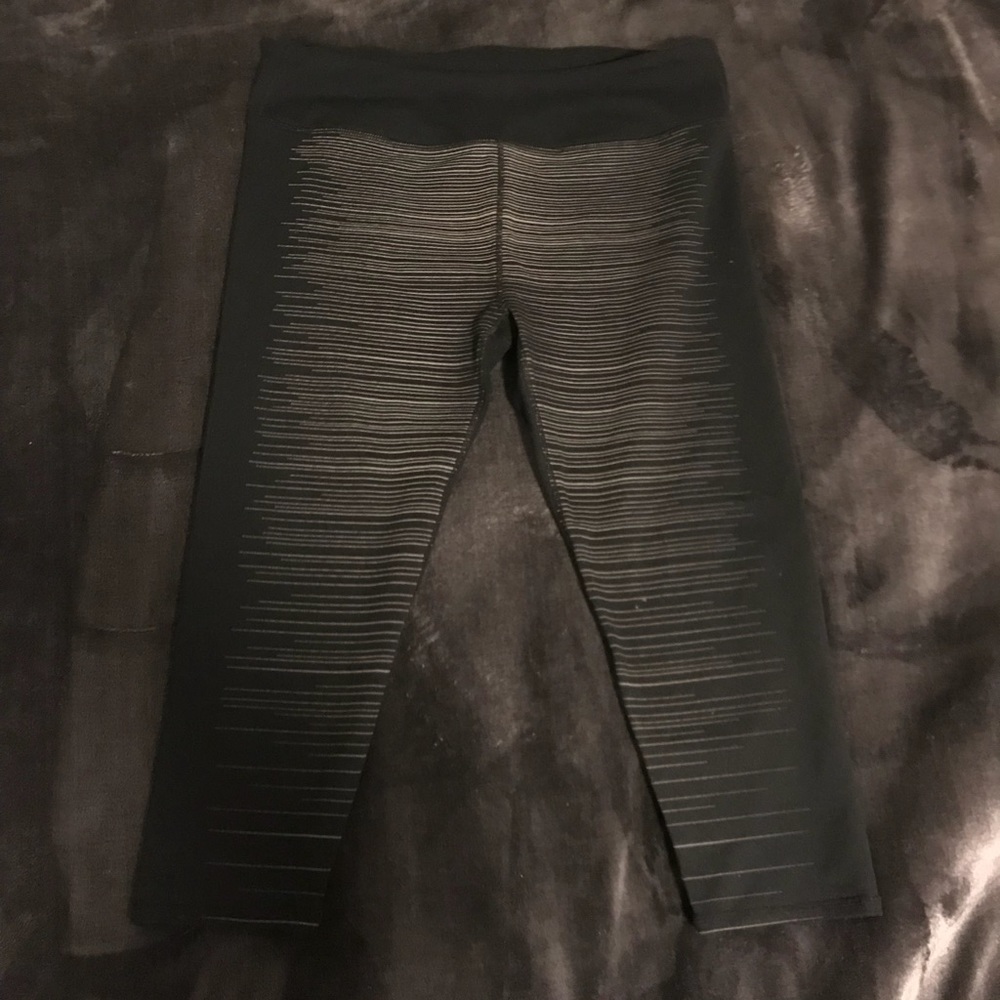 Reflective black cropped leggings